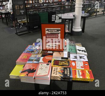 Los Angeles, Usa. 12. September 2022. Am Montag, den 12. September 2022, wird bei einem Barnes & Noble in New York City eine Ausstellung verbotener Bücher gesehen. Da die Banned Books Week zu Ende geht, fordern Befürworter lokale und landesweite Bemühungen heraus, Bücher aus Regalen zu entfernen, sei es in öffentlichen Bibliotheken oder aus Lehrplänen und Bibliotheken. Ein besonderer Fokus in den letzten Jahren hat sich auf Schulbezirke und Versuche, bestimmte Bücher zu beschränken, konzentriert. Foto von Jim Ruymen/UPI Credit: UPI/Alamy Live News Stockfoto