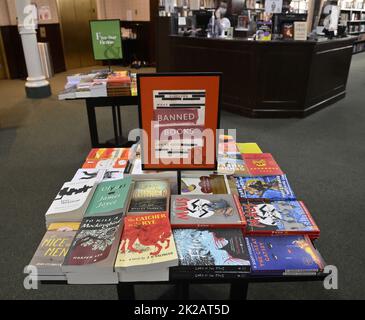 Los Angeles, Usa. 12. September 2022. Am Montag, den 12. September 2022, wird bei einem Barnes & Noble in New York City eine Ausstellung verbotener Bücher gesehen. Da die Banned Books Week zu Ende geht, fordern Befürworter lokale und landesweite Bemühungen heraus, Bücher aus Regalen zu entfernen, sei es in öffentlichen Bibliotheken oder aus Lehrplänen und Bibliotheken. Ein besonderer Fokus in den letzten Jahren hat sich auf Schulbezirke und Versuche, bestimmte Bücher zu beschränken, konzentriert. Foto von Jim Ruymen/UPI Credit: UPI/Alamy Live News Stockfoto