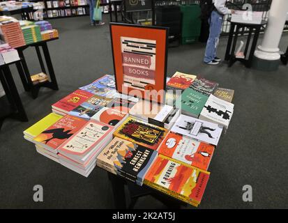 Los Angeles, Usa. 12. September 2022. Am Montag, den 12. September 2022, wird bei einem Barnes & Noble in New York City eine Ausstellung verbotener Bücher gesehen. Da die Banned Books Week zu Ende geht, fordern Befürworter lokale und landesweite Bemühungen heraus, Bücher aus Regalen zu entfernen, sei es in öffentlichen Bibliotheken oder aus Lehrplänen und Bibliotheken. Ein besonderer Fokus in den letzten Jahren hat sich auf Schulbezirke und Versuche, bestimmte Bücher zu beschränken, konzentriert. Foto von Jim Ruymen/UPI Credit: UPI/Alamy Live News Stockfoto