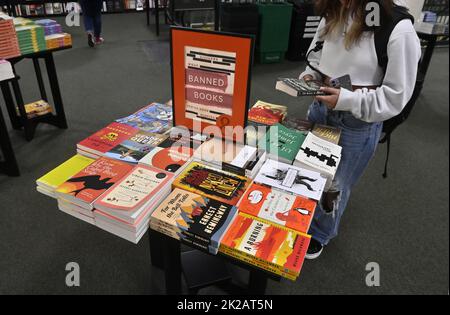 Los Angeles, Usa. 12. September 2022. Am Montag, den 12. September 2022, wird bei einem Barnes & Noble in New York City eine Ausstellung verbotener Bücher gesehen. Da die Banned Books Week zu Ende geht, fordern Befürworter lokale und landesweite Bemühungen heraus, Bücher aus Regalen zu entfernen, sei es in öffentlichen Bibliotheken oder aus Lehrplänen und Bibliotheken. Ein besonderer Fokus in den letzten Jahren hat sich auf Schulbezirke und Versuche, bestimmte Bücher zu beschränken, konzentriert. Foto von Jim Ruymen/UPI Credit: UPI/Alamy Live News Stockfoto