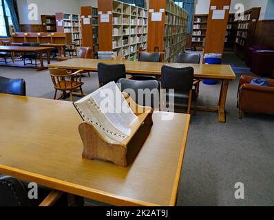 Traditionelle Universitätsbibliothek Reference Abschnitt, mit großem Wörterbuch in seinem speziellen Bücherstand, Northwestern University Stockfoto