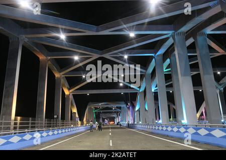 Kalkutta, Westbengalen, Indien. 22. September 2022. Die neu errichtete Tala-Brücke wurde vom westbengalischen Chief Minister Mamata Banerjee in Kalkutta eingeweiht. Die geschätzten Kosten für die neu errichtete Tala Bridge belaufen sich auf rund 468 Rs. (Bild: © Dipa Chakraborty/Pacific Press via ZUMA Press Wire) Stockfoto