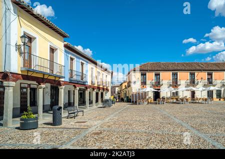 NAVALCARNERO, SPANIEN - 20. SEPTEMBER 2021: Hauptplatz (Plaza de Segovia genannt) in der Stadt Navalcarnero, Gemeinde Madrid, Spanien. Es ist ein beaut Stockfoto