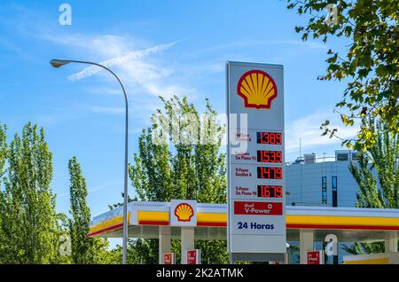 MADRID, SPANIEN - 26. SEPTEMBER 2021: Blick auf eine Shell-Tankstelle in Madrid, Spanien Stockfoto