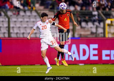 BRÜSSEL, BELGIEN - 22. SEPTEMBER: Daniel James von Wales, Zeno Debast von Belgien während der UEFA Nations League Ein Spiel der Gruppe 4 zwischen Belgien und Wales im Stade ROI Baudouin am 22. September 2022 in Brüssel, Belgien (Foto: Joris Verwijst/Orange Picles) Stockfoto