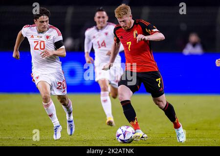 BRÜSSEL, BELGIEN - 22. SEPTEMBER: Daniel James aus Wales, Kevin De Bruyne aus Belgien während der UEFA Nations League Ein Spiel der Gruppe 4 zwischen Belgien und Wales im Stade ROI Baudouin am 22. September 2022 in Brüssel, Belgien (Foto: Joris Verwijst/Orange Picles) Stockfoto