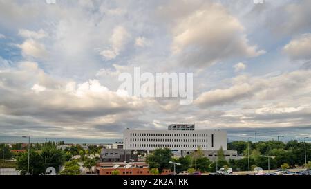 MOSTOLES, SPANIEN - 22. SEPTEMBER 2021: Blick auf den Campus der Rey Juan Carlos University in Mostoles, einer öffentlichen spanischen Universität in der Gemeinde Stockfoto