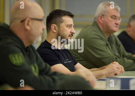Kiew, Ukraine. 22. September 2022. Der ukrainische Präsident Wolodymyr Zelenskyy, Mitte, wurde von seinem Verteidigungsminister Oleksii Reznikov, links, und dem stellvertretenden Leiter des Präsidialamtes, Andrii Sybiha, rechts, während eines persönlichen Treffens mit dem italienischen Verteidigungsminister Lorenzo Guerini am 22. September 2022 im Mariinskyi-Palast in Kiew-Ukraine begleitet. Kredit: Ukrainisches Presidential Press Office/Ukraine Presidency/Alamy Live News Stockfoto
