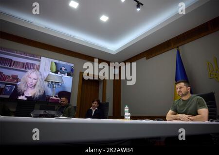 Kiew, Ukraine. 22. September 2022. Der ukrainische Präsident Wolodymyr Zelenskyy hält am 22. September 2022 in Kiew, Ukraine, ein Video-Treffen mit der Schauspielerin Barbra Streisand vom Mariinskyi-Palast ab. Streisand unterstützt die Ukraine als Botschafter für United24, das internationale Spendenplanformular zur Unterstützung der Ukraine. Kredit: Ukrainisches Presidential Press Office/Ukraine Presidency/Alamy Live News Stockfoto