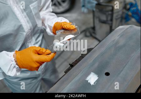 Mechaniker, der sich mit der Reparatur der Karosserie vor Ort beschäftigt hat Stockfoto