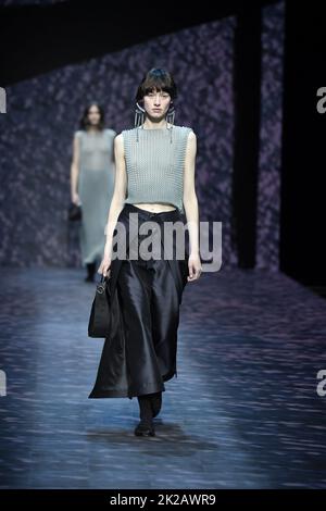 Mailand, Italien. 22. September 2022. Ein Model geht auf der Emporio Armani Fashion Show während der Spring Summer 2023 Collections Fashion Show auf der Mailänder Fashion Week am 21 2022. September in Mailand auf die Piste. (Foto von Jonas Gustavsson/Sipa USA) Quelle: SIPA USA/Alamy Live News Stockfoto