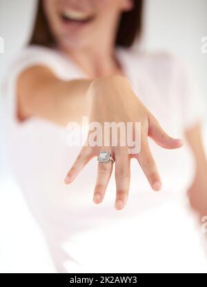 Symbole der lebenslangen Liebe. Kurzer Schuss einer weiblichen Hand mit einem Verlobungsring. Stockfoto