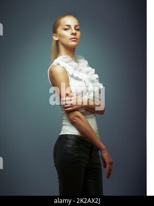 Elegant und stylisch. Ein Studioporträt einer schönen jungen Frau in. Stockfoto