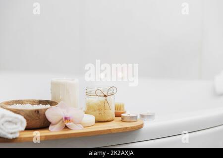 Hotel-Spa-Behandlung oder Hausbad. Badezimmer mit Accessoires auf dem Tablett Stockfoto