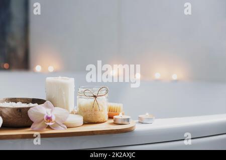 Hotel-Spa-Behandlung oder Hausbad. Badezimmer mit Accessoires auf dem Tablett Stockfoto