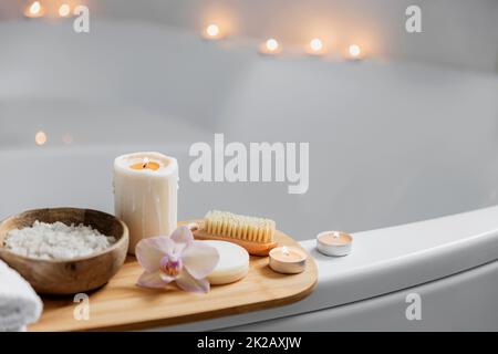 Hotel-Spa-Behandlung oder Hausbad. Badezimmer mit Accessoires auf dem Tablett Stockfoto