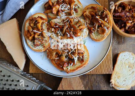 Sandwiches mit Käse. Offenes Sandwich mit cremigen, Gewürzen und Pfeffer und Kräutern auf einem alten Holzhintergrund. Modell. Draufsicht Stockfoto