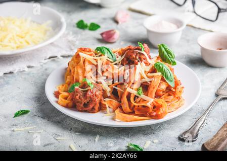 Pasta mit mini Frikadellen Stockfoto