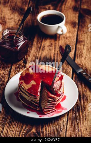 Stapel von Pfannkuchen mit Beerenmarmelade Stockfoto