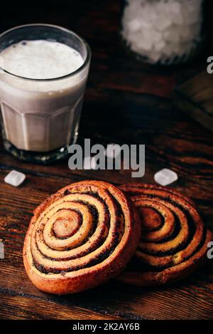 Brötchen mit Mohn Stockfoto