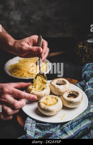 Füllung Pilze mit geriebenem Käse Stockfoto