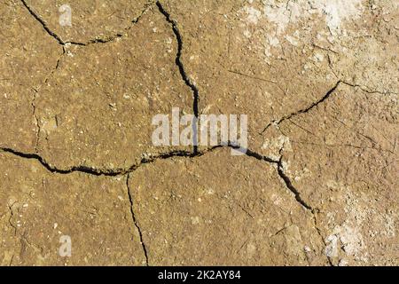 Texturmuster von Rissen in getrocknetem Boden oder in der Erde Norwegen. Stockfoto