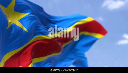 Detail der Nationalflagge der Demokratischen Republik Kongo, die an einem klaren Tag im Wind winkt Stockfoto