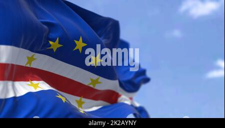 Detail der Nationalflagge der Kapverden, die an einem klaren Tag im Wind winkt Stockfoto