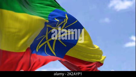 Detail der Nationalflagge Äthiopiens, die an einem klaren Tag im Wind winkt. Stockfoto