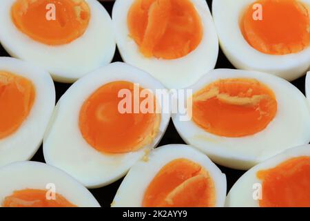 Hälften hart gekochter Freilandeier Stockfoto