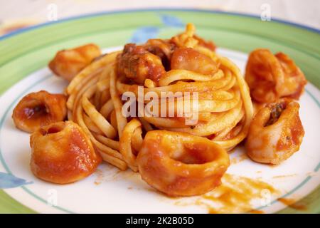 Tintenfischpasta mit Marinara-Sauce Stockfoto