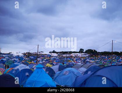 Dieses Festival wird es sein. Eine kurze Aufnahme verschiedener Zelte, die auf einem Outdoor-Festival eingerichtet wurden. Stockfoto