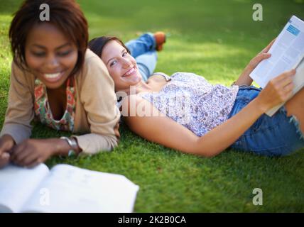 Unbeschwerte College-Tage. Ausgeschnittene Aufnahme von zwei schönen jungen Studenten, die draußen studieren. Stockfoto