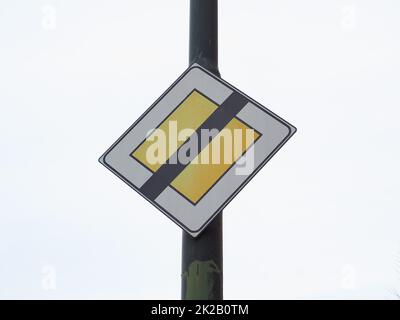 Schild mit Vorrangstellung am Straßenende Stockfoto