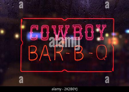 Vintage Cowboy BBQ Neon Schild in Rainy Window Stockfoto