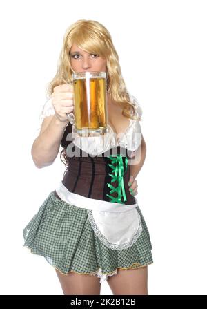 Kellnerin der Taverne mit Bierbecher auf weißem Hintergrund Stockfoto