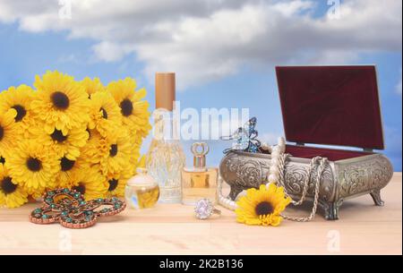 Ring mit gelben Blumen und Schmuckkasten Stockfoto