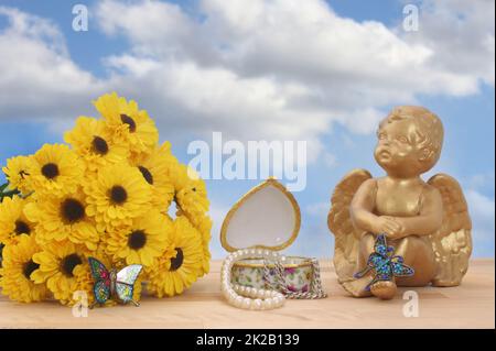 Blumen und Engel mit Schmetterlingen und Schmuckkästchen im Hintergrund von Blue Sky Stockfoto