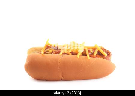 Hot Dog mit Chili und Käse mit Chips isoliert auf Weiß Stockfoto