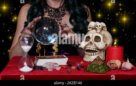 Psychic mit Kristallkugel und Tarot-Karten, flacher Freiheitsgrad Stockfoto