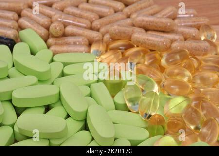 Verschiedene Vitamine, Antibiotika, Schmerzmittel und Nahrungsergänzungsmittel Stockfoto