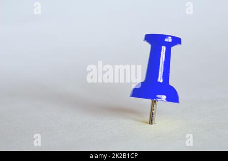 Blauer Druckstift. Nahaufnahme von blauer Reißnadel Stockfoto