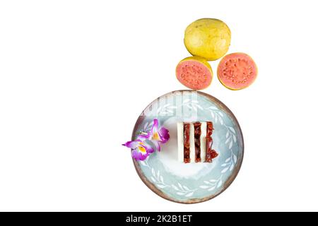 Scheiben Guava süß und Quark auf dem Teller und neben einem Flower white Hintergrund. Stockfoto