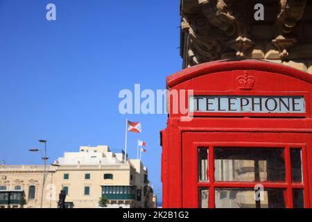 Rote, alte britische Telefonzelle in der alten Stadt Valletta. Malta Stockfoto