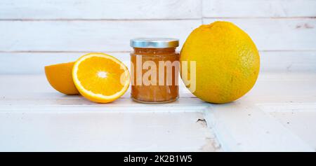 Orangefarbene Marmelade in einem Glasgefäß Stockfoto