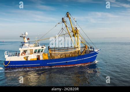 Fischerboot auf der Nordsee, Büsum, Nationalpark Schleswig-Holsteinisches Wattenmeer, Schleswig-Holstein, Deutschland Stockfoto