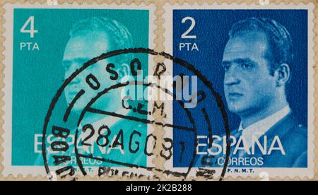 Foto von zwei spanischen Briefmarken grün 4 Pesetas und blau 2 Pesetas mit einem Bild von König Juan Carlos I. Stockfoto