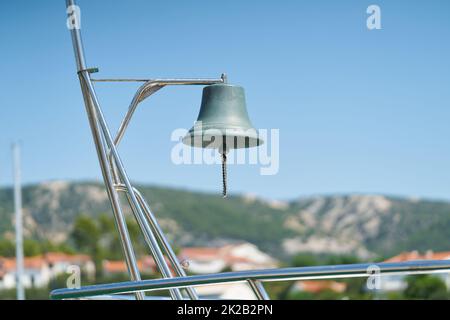 Schiffsglocke einer Segelyacht im Hafen der Stadt Rab in Kroatien Stockfoto