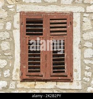 Fenster mit Fensterläden in der historischen Altstadt von Krk in Kroatien Stockfoto