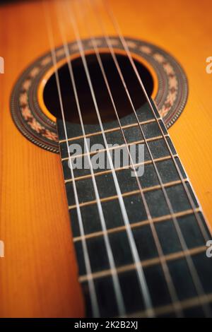 Klassische Holzgitarre mit Kunststoffschnüren Stockfoto